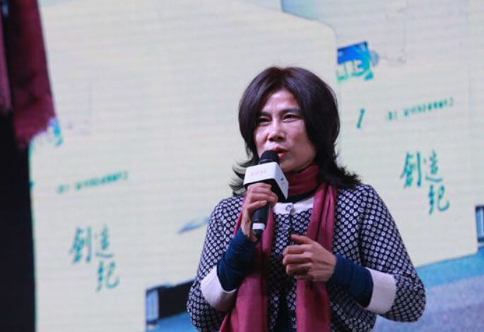 【狂虐雷軍，小編驚呆了！】董明珠：小米和美的是兩個(gè)騙子