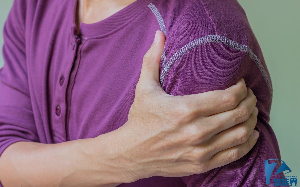 以后按著肩膀不是因?yàn)樗嵬?，而是因?yàn)橐螂娫? />
<span id=