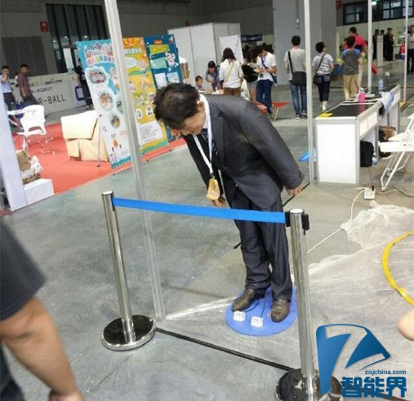 “安倍”機(jī)器人亮相上海，不停鞠躬道歉