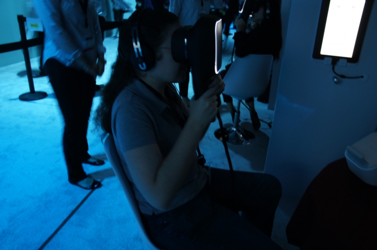 相機巨頭Canon也盯上 VR，推出手持頭盔