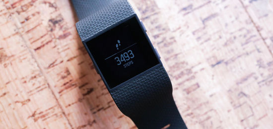 Fitbit Surge大升級：續(xù)航翻倍，新添跑步提醒