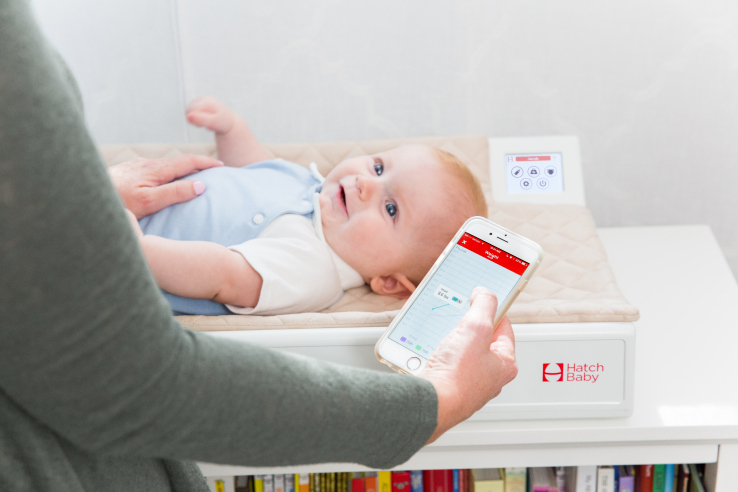 換尿布也是件講究事，Hatch Baby 讓奶爸奶媽用上了智能尿布更換臺