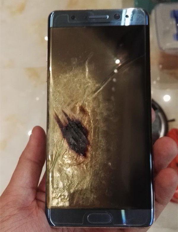 國行版也炸了！網(wǎng)友爆料玩Note 7時(shí)突然黑屏發(fā)生爆炸