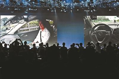 軋實線、違反限號，李彥宏乘無人車引發(fā)爭議