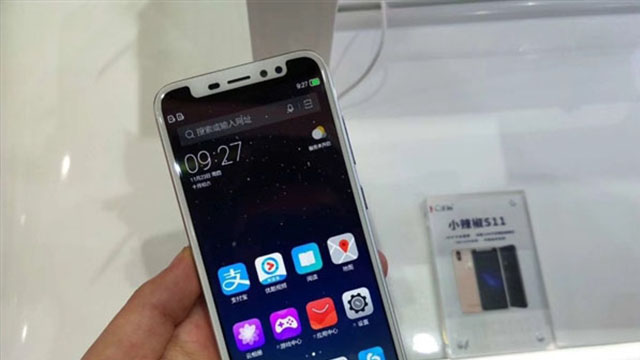 小辣椒展出了一款S11新機(jī)，竟然與iPhoneX一樣是劉海屏