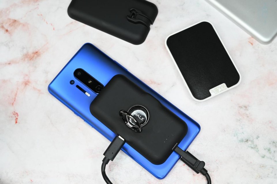 會充電的手環(huán)支架，iWALK變色龍口袋充電寶體驗