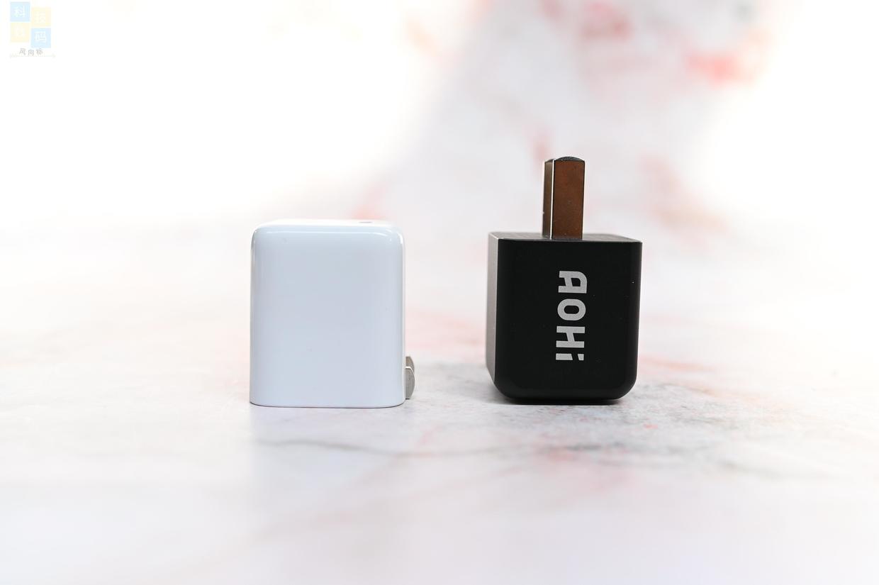 小巧精致的充電器，30W功率兼容更全面，AOHI 30W充電頭上手