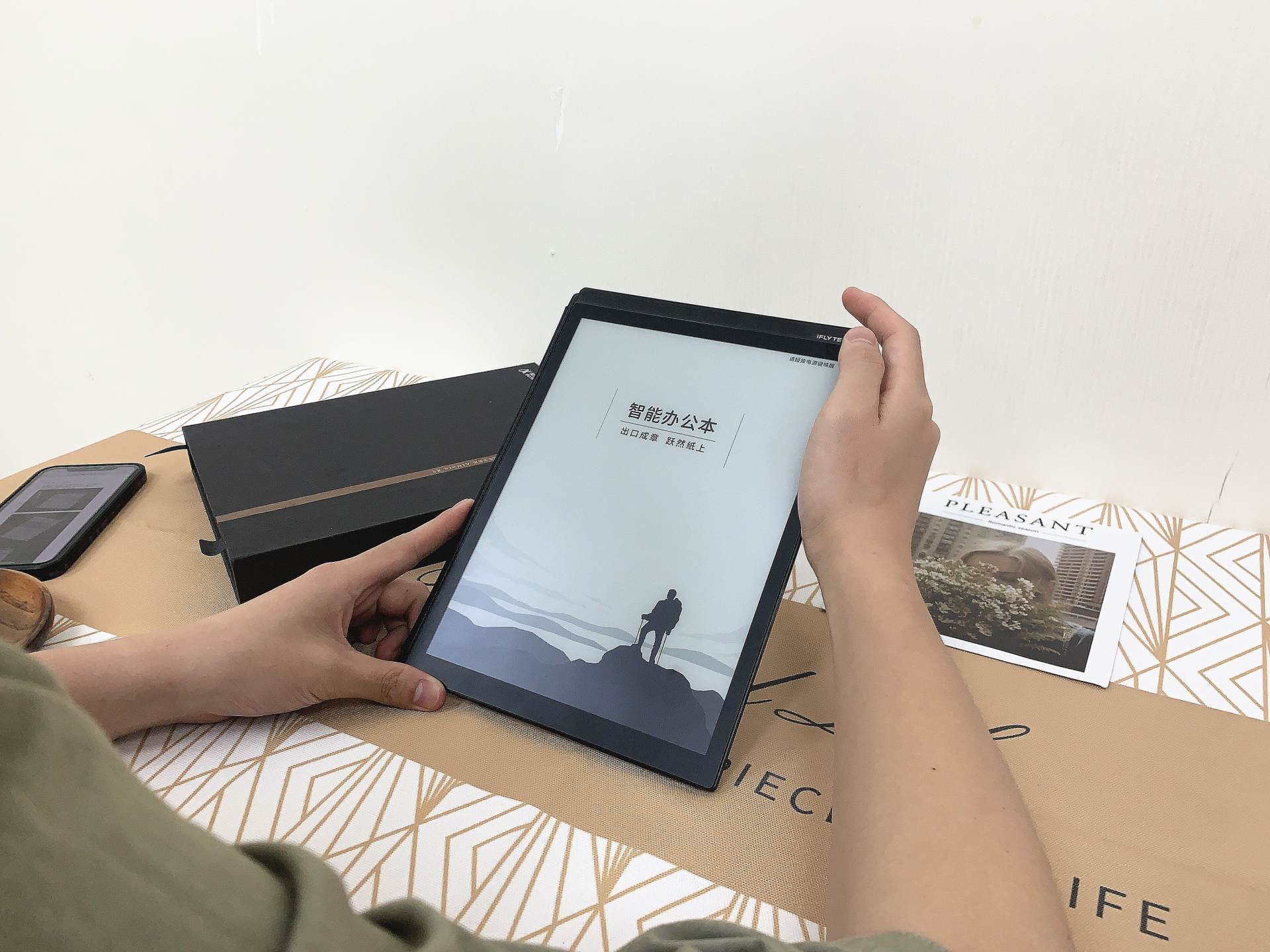 高效辦公利器，出口即能成章——科大訊飛智能辦公本X2