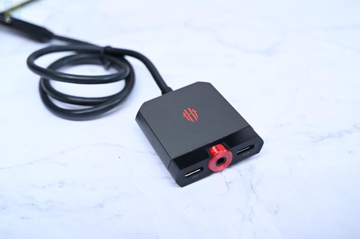 ?手游玩家的外設(shè)三車道，有線投屏充電連耳機(jī)，紅魔手游拓展塢上手
