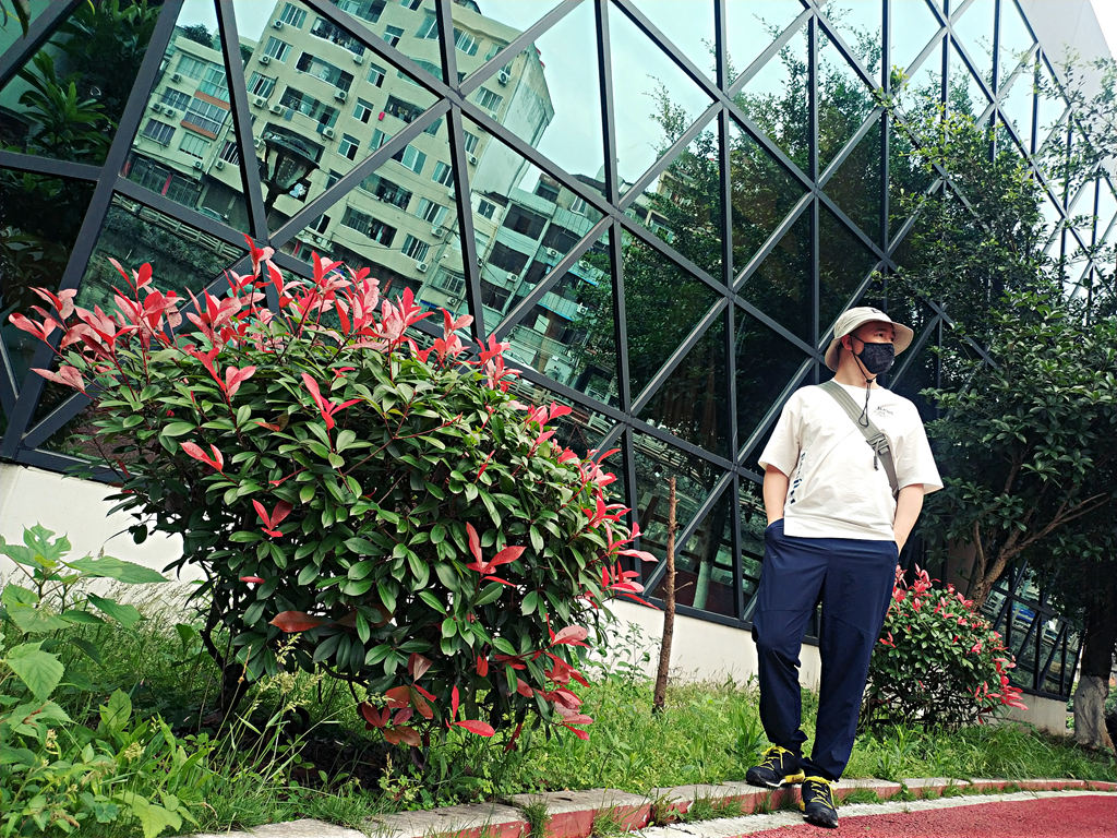 為了夏日清爽，我選了漁夫帽、寬松圓領(lǐng)短袖和輕薄速干褲