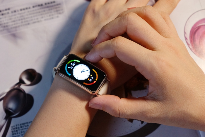 將優(yōu)雅置于腕上，華為WATCH FIT mini凝霜白開箱圖賞
