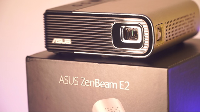 小房間露營想看電影？華碩ZenBeam E2便攜投影儀分享