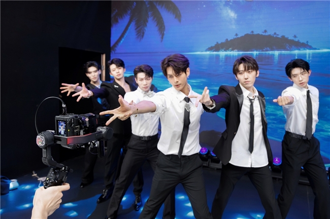 佳能EOS C50 團(tuán)播首秀驚艷無(wú)憂之夜，明星感直播助推流量破百億